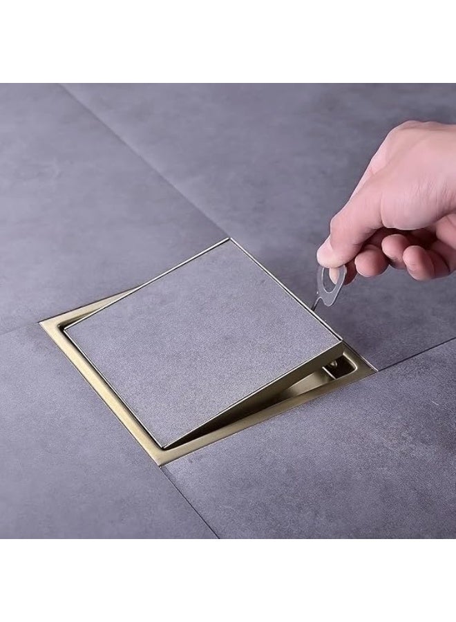 المفتاحة فتحة تصريف أرضية مربعة الشكل مقاس 6 بوصات، غطاء شبكي مخفي يُركّب داخل البلاط، بلمسة نهائية ذهبية مصقولة، مصنوعة من الفولاذ المقاوم للصدأ SUS 304، قابلة للإزالة ومقاومة للصدأ، مناسبة للحمامات أو غرف الاستحمام الرطبة. - Image 3